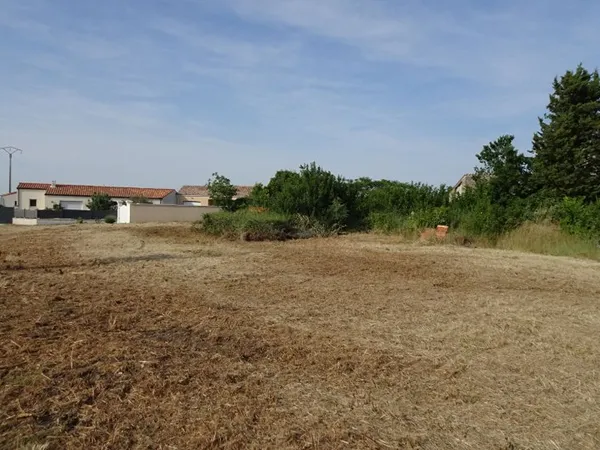 Exclusivité à 15 MIN DE ROCHEFORT: CHAMPDOLENT, TERRAIN 700 m² HORS LOTISSEMENT A BATIR