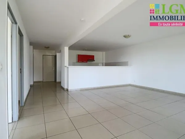 Appartement T4 lumineux à Sainte-Clotilde : 102 m², grande terrasse 22 m² et 2 parkings couverts - P