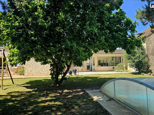 Maison familiale de charme avec piscine au centre des Alluets-le-Roi (à moins de 5 km d'Orgeval)
