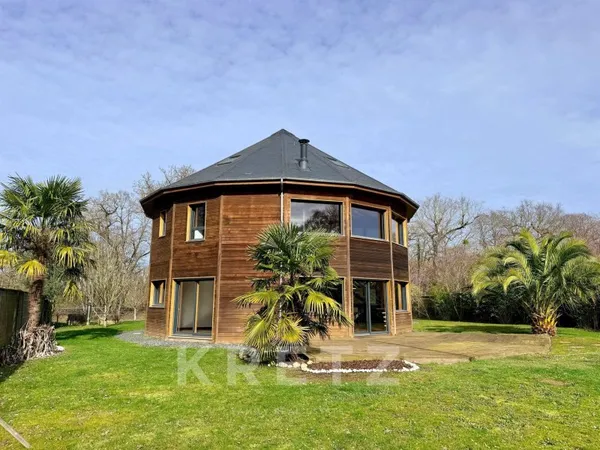 Maison d'architecte en bois avec jardin arboré, à proximité d'un lac
