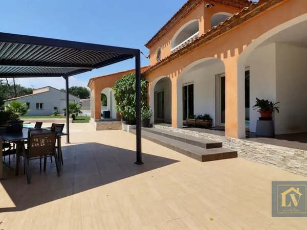A vendre villa provençale avec garage et dépendance, grand jard