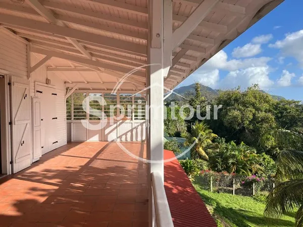 SAINT-CLAUDE-Villa T4 avec jardin, terrasse vue mer et studi