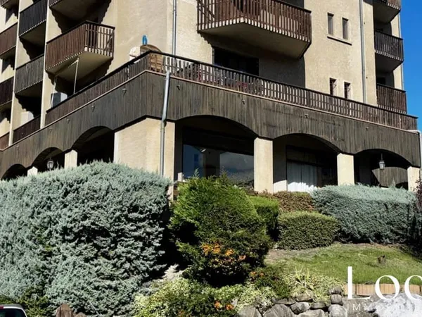 EMBRUN - SECTEUR PLAN D'EAU - VASTE LOCAL COMMERCIAL - BELLES VI