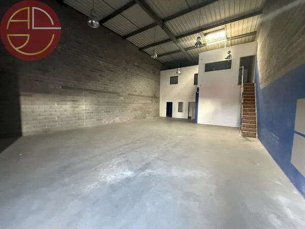 Entrepôt 192 m²