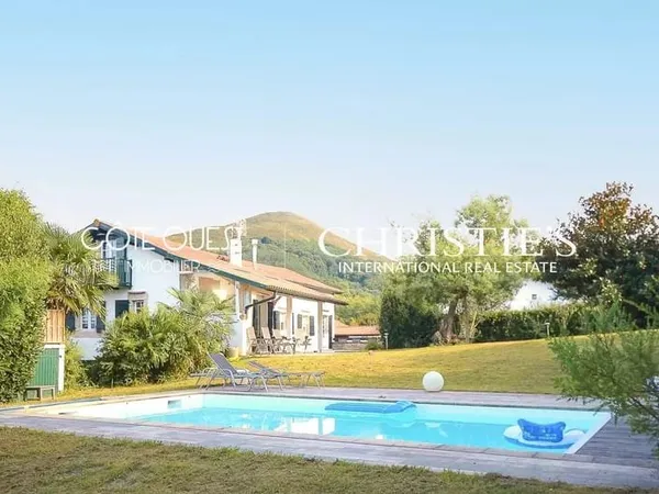 À vendre Ascain - Maison de caractère avec piscine au coeur du village