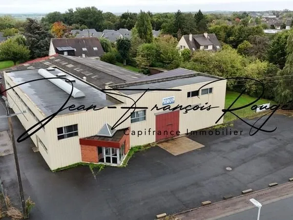 Local commercial de 1 635 m² proche de l'autoroute A13