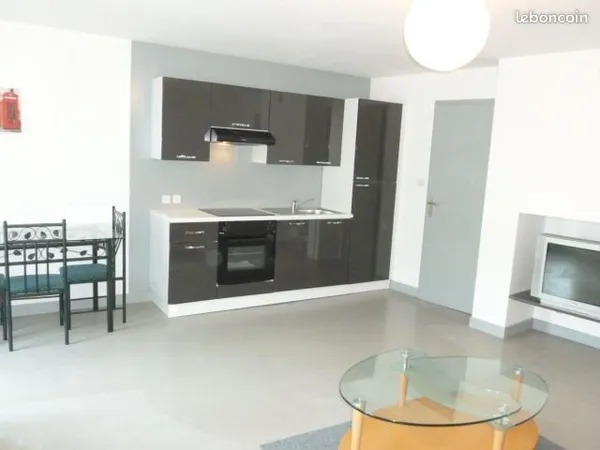 F2 meublé 45m2 TV lave linge vaisselles parking