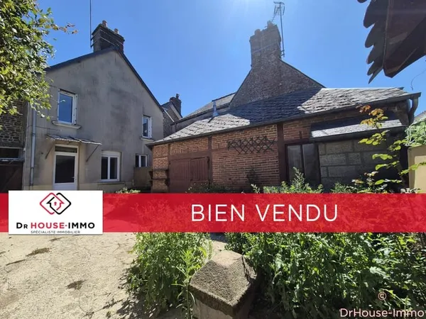 Centre ville de GORRON, maison habitable de suite, 3/4 chambres, cour, dépendance