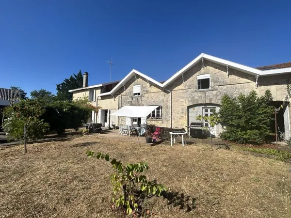 VERDON SUR MER - Propriété en pierres sur deux niveaux (330 M2) - 9 pièces - 7 chambres - Garage att