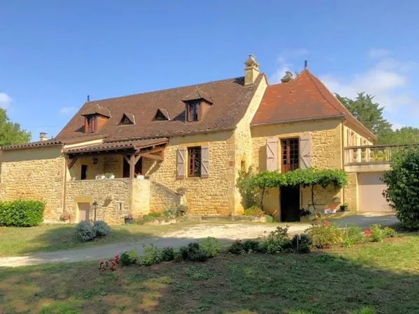 Dans Gourdon, superbe propriété à vendre avec gîte et piscine dans un parc de 1,6 ha.