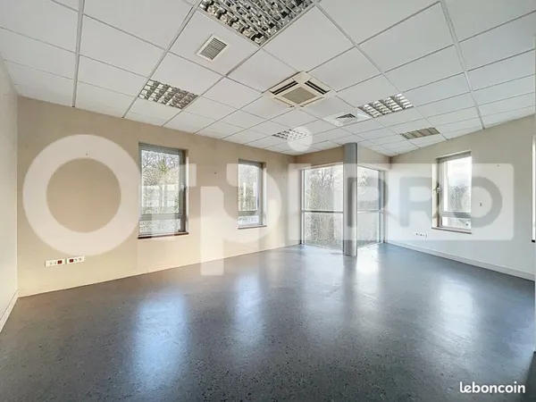 Bureau 210 m²