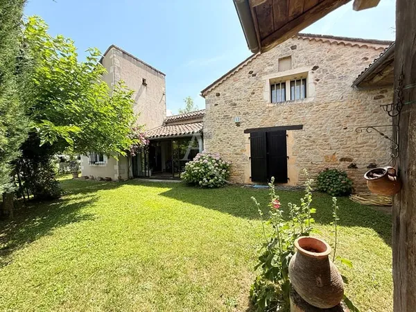 Maison en pierres avec piscine