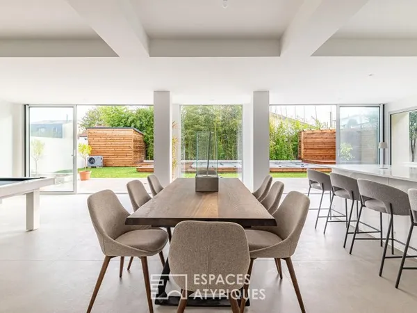 Maison familiale rénovée ouvrant sur jardin et piscine