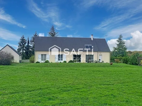 Pour les amoureux d'espace et de verdure : maison de 2017 sur 9 350 m² de terrain.