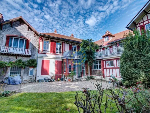 Hôtel particulier - Centre-ville Mantes-la-Jolie - 342.05m² habitables - Garages - Caves