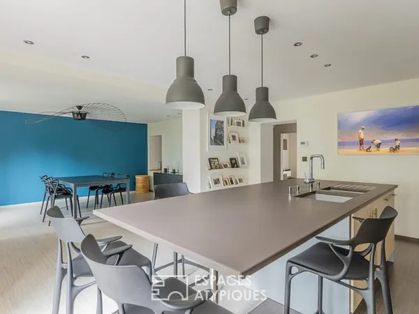 Maison familiale à la rénovation contemporaine avec dépendances et jardin