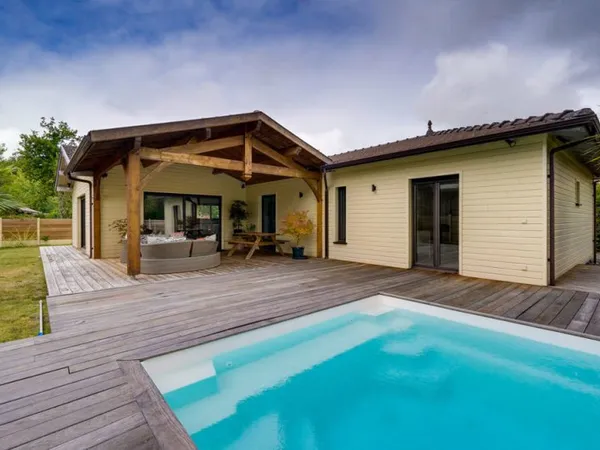 Maison 5 pièces de 126m2 habitables avec piscine et terrasse couverte sur parcelle de 800m2