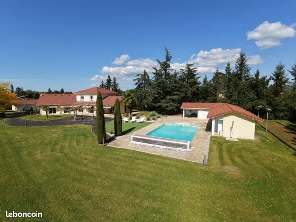 Maison 7 pièces 239 m²