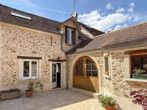 Maison briarde avec dépendances sur terrain de 2100 m2 avec piscine