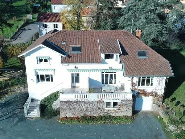 Propriété comprenant 3 appartements dans un parc arboré de 2753 m²