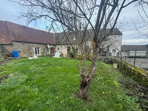 Ensemble Immobilier de 174 m² Habitables avec Atelier, Terrain et Trois Logements Locatifs