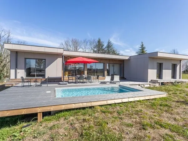 Maison à vendre plain-pied en bois de 149 m², 5 pièces, piscine, 2 garages - BERGERAC (24)