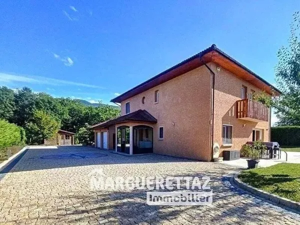 Villa 10 pièces 353 m²