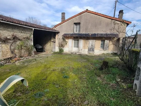 Maison de village à rénover avec dépendances