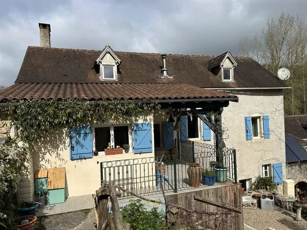 Maison de caractère en pierre de 3 chambres avec Gîte 1 chambre