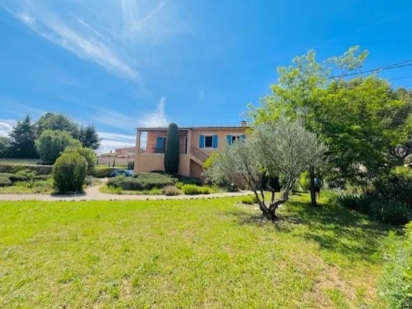 Villa avec vue dominante et vaste dépendance de 112 m2 !