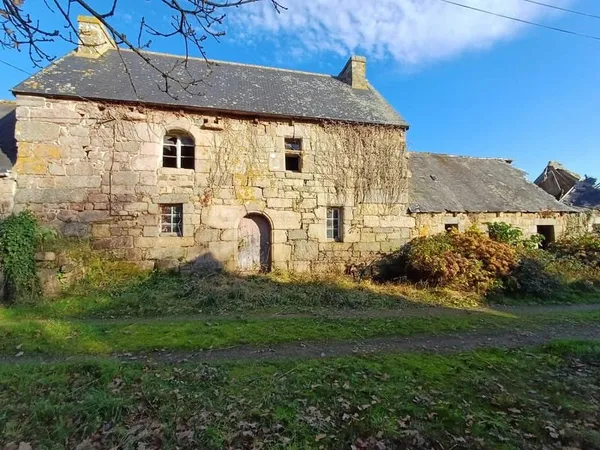 Maison de caractère à rénover à Tonquédec