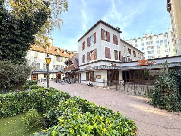 Au coeur d'Annecy, vente de murs commerciaux avec appartement