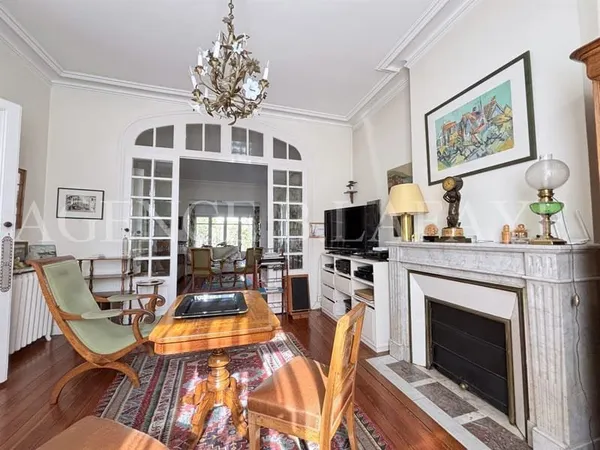 TRÈS BELLE MAISON EN PIERRE AVEC JARDIN, PRÉAU ET GARAGE