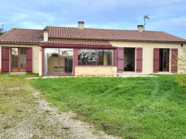 Maison traditionnelle de plain pied de 114 m² 6 pièces sur parcelle de 1658 m² garage et piscine