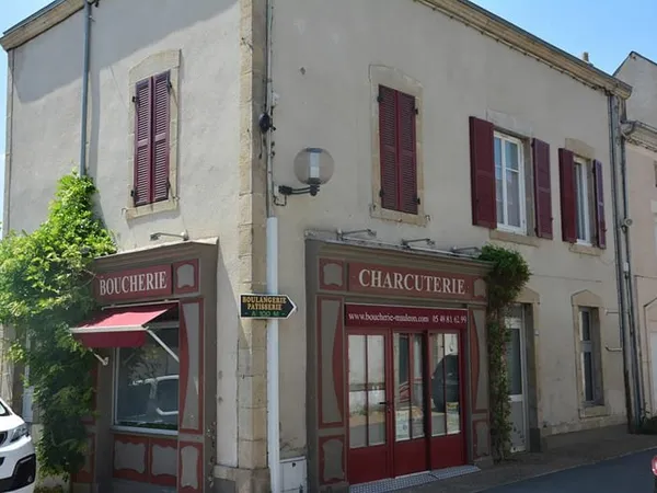 Local commercial avec fonds de commerce et maison d'habitation à Mauléon.