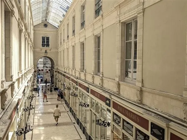 Dans le passage Pommeraye - Emplacement rare
