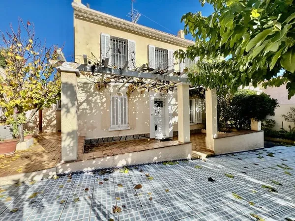 SIX-FOURS-LES-PLAGES, VILLA T6 AVEC GARAGE ET DEPENDANCE