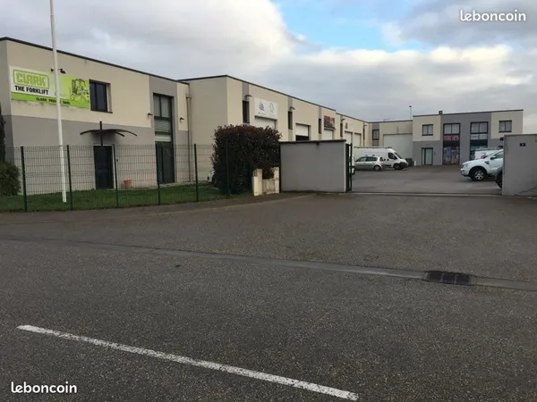 Local d'activité 194 M² Entrepôt + bureaux