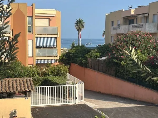 2 pieces 28m2 apercu + mer 100m + 18m2 balcon+ parking