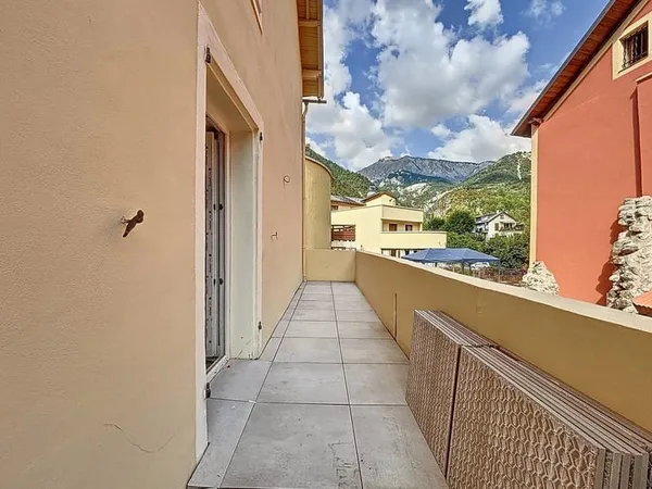 CŒUR DE VILLAGE - T2 AVEC BALCON - ENTIÈREMENT RÉNOVÉ