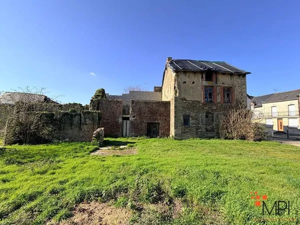 Bâtisse ancienne à réhabiliter en plein coeur de Saint-Méen-le-Grand ? Fort potentiel de rénovation