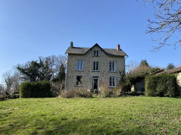 Propriété en pierre avec diverses dépendances, 2.4 hectares de terrain