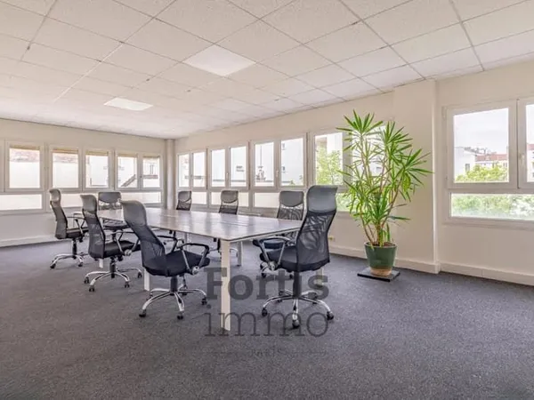 Bureaux 8 pièces 547 m²