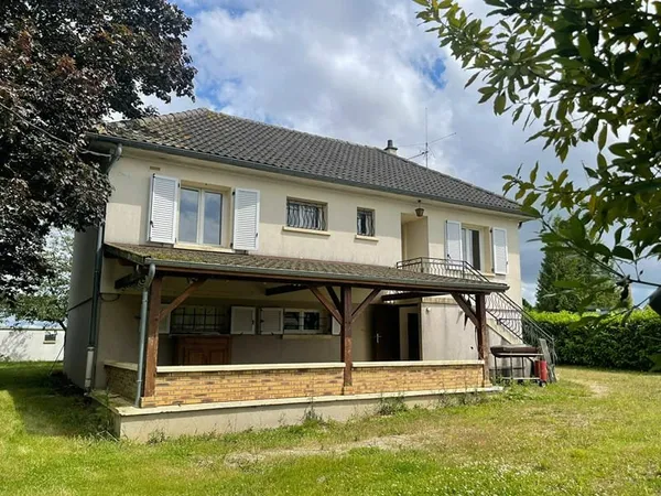 Pavillon Jaulges de 140 m2 comprenant 7 pièces et 4 chambres avec 2710 m2 de terrain