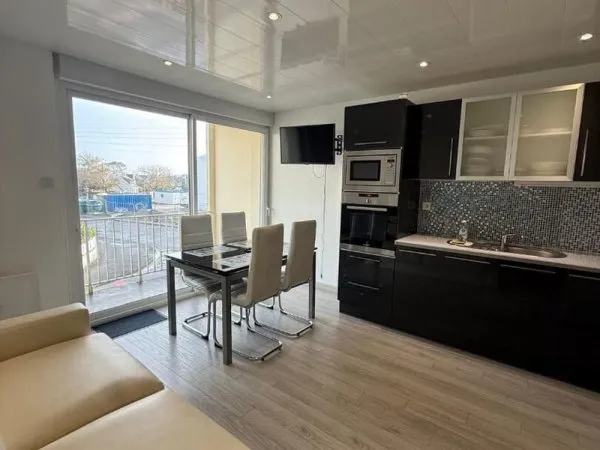 APPARTEMENT T2 ENTIEREMENT RENOVE PROCHE GRANDE PLAGE ET CENTRE VILLE
