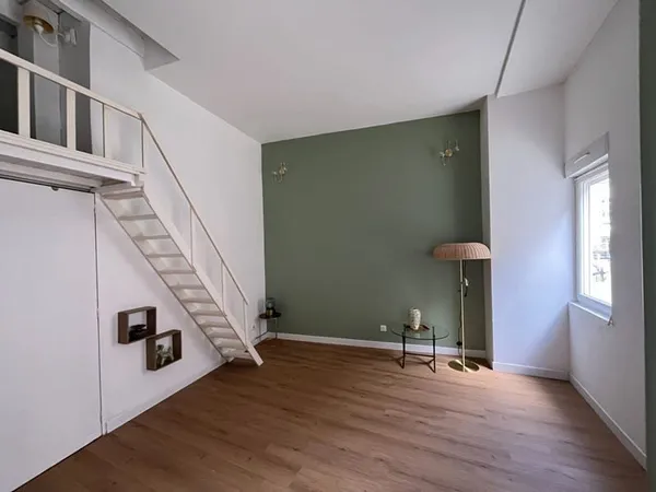 A LOUER - NANTES SAINT CLEMENT - T1 AVEC MEZZANINE DE 19.96 m² - REFAIT A NEUF et MEUBLE