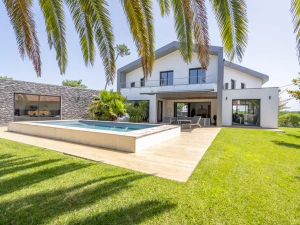 Vends maison 264m² Chiberta avec ascenseur, garage 4 voitures et piscine