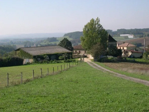 Hameau Authentique T15 à vendre, avec Maison et 6 logements indépendants et une vue panoramique-Sain