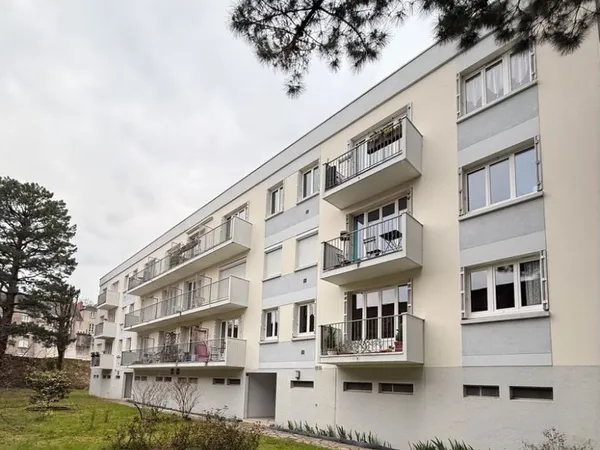 Nantes - Quartier Gare / Jardin des Plantes - F1 rénové 38 m² avec balcon, parking et cave