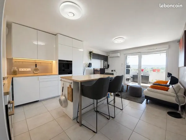 T3 traversant avec terrasse, double box et piscine